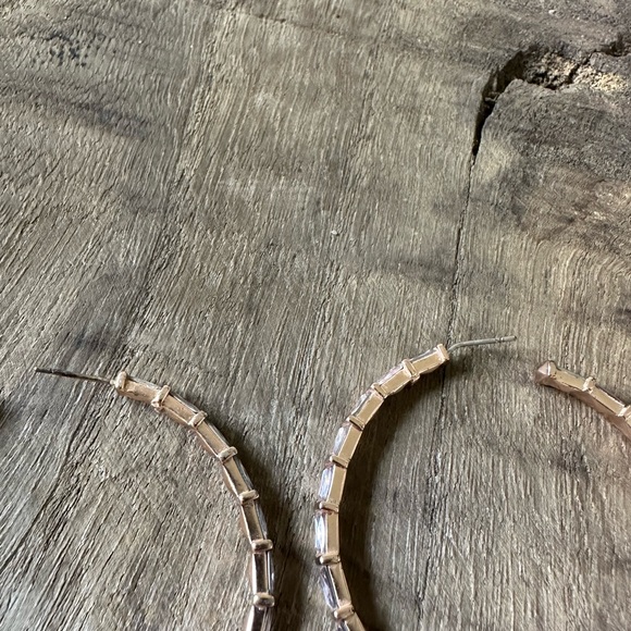 Kendra Scott Thora Rose Gold Hoop Earrings In Blush Crystal - Picture 4 of 9